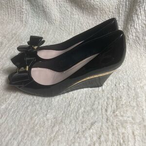 Vince Camuto leather patent Black Wedge Shoes peep toe with Bow Accent SZ9M
